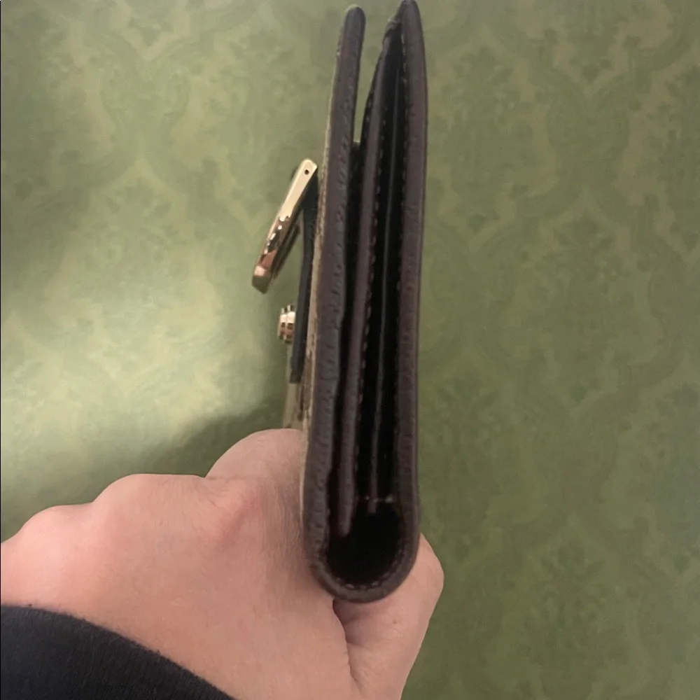 Gucci wallet iconic